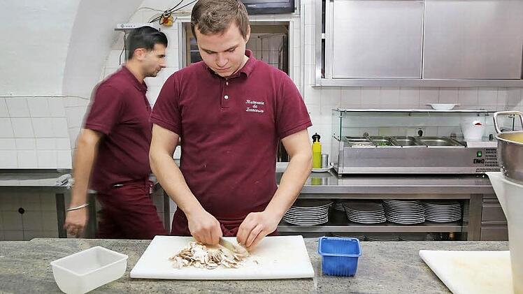 Julian Biondolillo ist Auszubildender im Ristorante da Francesco Bamberg am Michelsberg. Und stellt bereits eine Ausnahme des Mindestlohns dar: Für Azubis unter 18 gelten die Regelungen nicht. Foto: Barbara Herbst