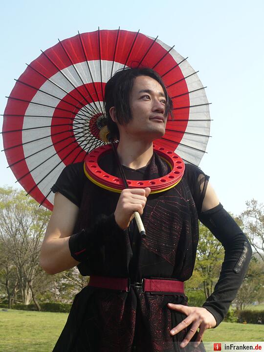 Miyam präsentiert eine Form der modernen japanischen Jonglage gemischt mit einem traditionellen Stil.