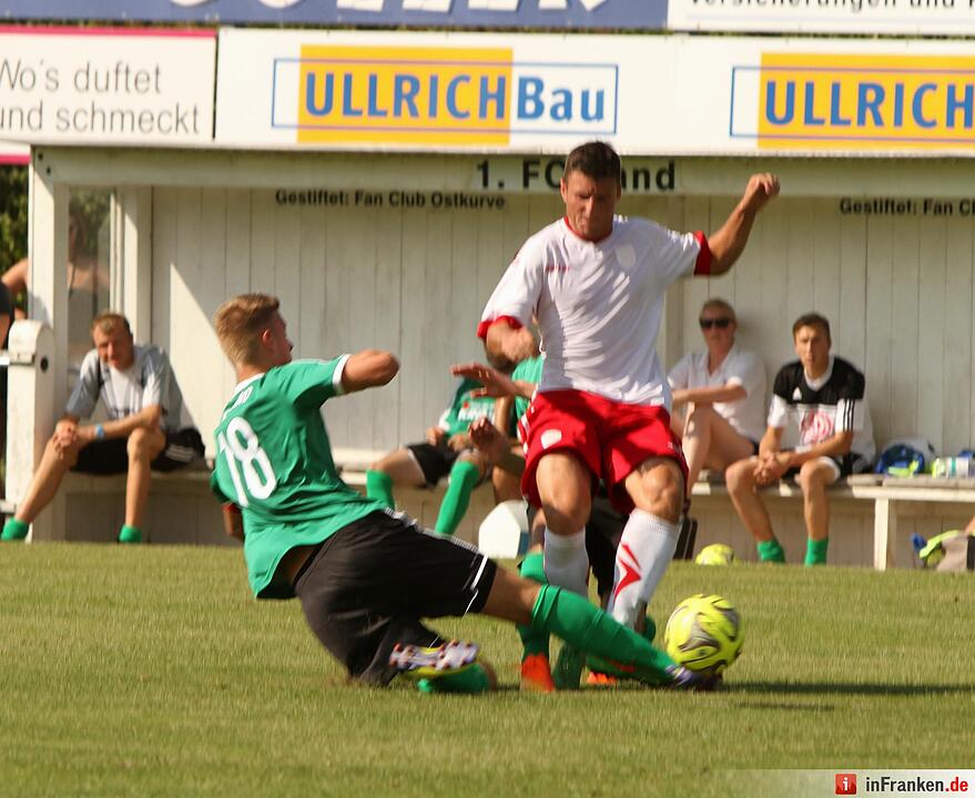 Der Sander Dominic Leim (links) grätscht hier fair in den Ball von Fabian Raithel, erhält vom Schiedsrichter  dafür aber die gelbe Karte.