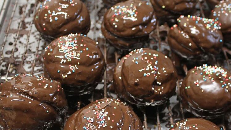 In der Bäckerei Groß werden zur Faschingszeit traditionelle Mohrenköpfe gebacken.  Foto: Sonja Adam