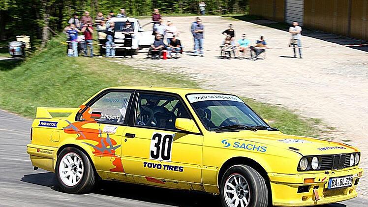 Ein Defekt am BMW von Hans Limpert sorgte für eine eineinhalbstündige Unterbrechung der Veranstaltung. Das Auto verlor Öl, die Reinigung der Strecke erfolgte mit viel Aufwand.