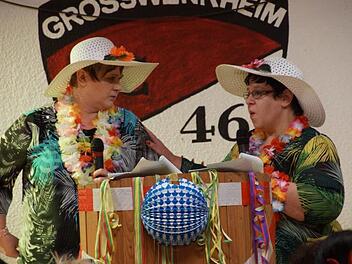 Noch in Urlaubskleidung präsentierten die Tratschweiber Simone Balling (links) und Eva Schäfer ihre diversen Erlebnisse beim Fasching in Großwenkheim.Anton Then