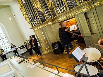 Das Philharmonische Blechbläserquintett mit Martin Osterhammer (Horn), Markus Ripertinger (Trompete), Johannes Freyer (Tuba), Carsten Fuss (Posaune) und Timothy Francis (Trompete, von links) sowie der Organist Markus Ewald und Torsten Sterzik an den Pauken gestalteten ein Konzert in der Coburger Morizkirche.Foto Jochen Berger