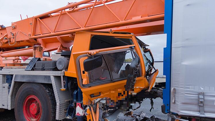 Der Fahrer des Baukrans wurde sehr schwer verletzt. Foto: NEWS5 / DESK