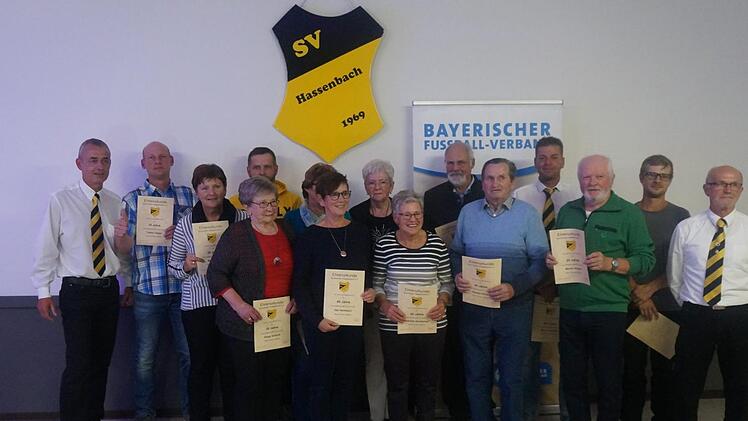 Jubilare (von links): 2. Vorstand Michael Schmitt, Tobias Vogler, Rosi Kaiser, Armin Vogler, Helga Schmitt, Irma Henz (verdeckt), Ilse Hartmann, Gertrud Straub, Mathilde Hartmann, Hubert Schenk, Oswald Straub, Bernd G&uuml;nther, Martin Kaiser, Andreas Kaiser, 1. Vorstand Reinhold Schmitt.