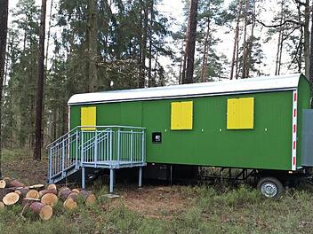 Der Bauwagen f&uuml;r den Waldkindergarten in Hartlanden ist bereits angeliefert. Foto: p