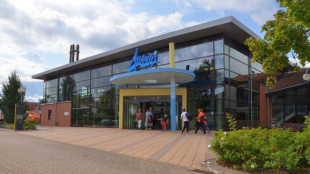 Neben den Schwimmbadklassikern wie Schwimmbecken und Wellenbad bietet das Freizeitbad Atlantis zwei Rutschen für Groß und Klein an. Foto: Bernhard Panzer