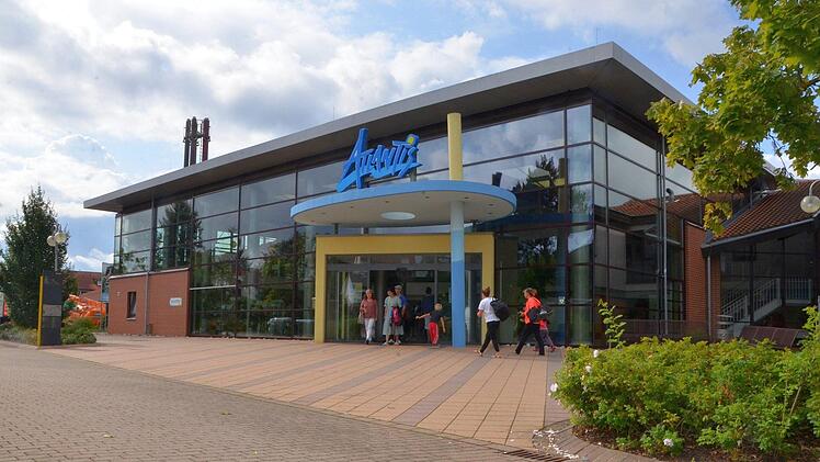 Neben den Schwimmbadklassikern wie Schwimmbecken und Wellenbad bietet das Freizeitbad Atlantis zwei Rutschen für Groß und Klein an. Foto: Bernhard Panzer