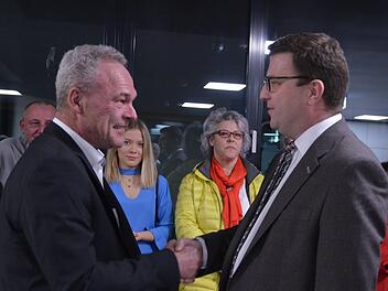 Nur einer gratuliert an diesem Abend mit Handschlag: Wolfgang Rebhan (rechts) gibt Wahlsieger Frank Rebhan die Hand.Foto: Rainer Lutz