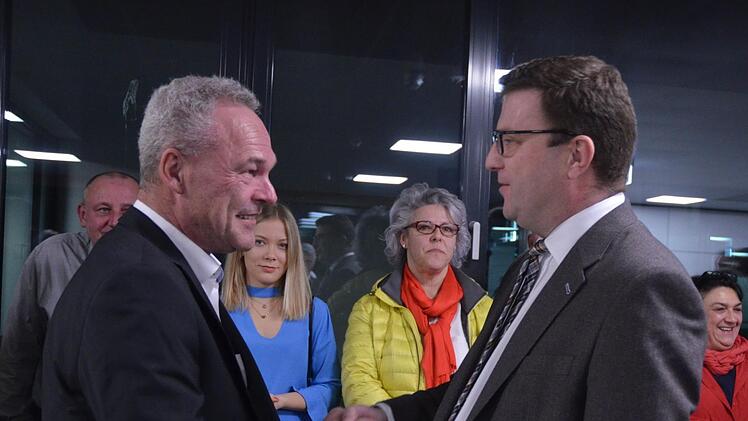 Nur einer gratuliert an diesem Abend mit Handschlag: Wolfgang Rebhan (rechts) gibt Wahlsieger Frank Rebhan die Hand.Foto: Rainer Lutz