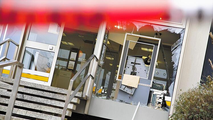 Am frühen Donnerstagmorgen, 20. Februar 2020, haben drei vermummte Täter einen Geldautomat einer Bankfiliale in Forchheim gesprengt. Foto: Stephan Großmann/Archiv