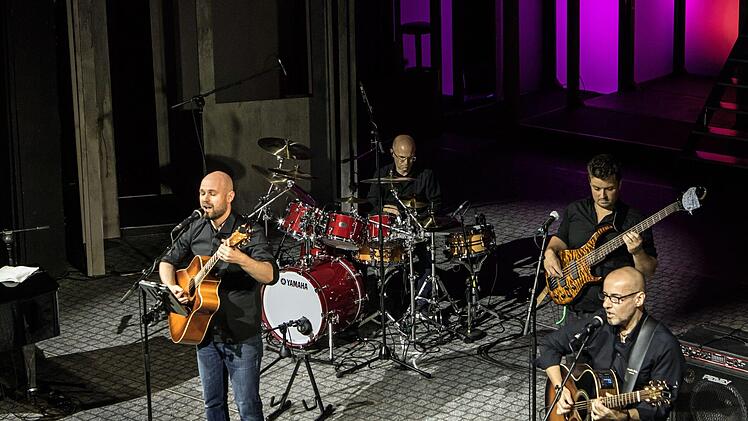 Reichlich Applaus verdiente sich die Band Black Star bei ihrem Auftritt im Landestheater Coburg im Rahmen des Festivals "It'z Jazz".Foto: Jochen Berger