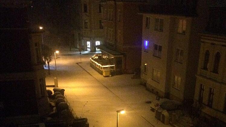 Leise rieselt der Schnee: Blick in die Seifartshofstraße bei Nacht.Foto: Jeanette Feyler