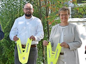 Auf dem Bild sind (von links) Uwe Leidinger von der AOK-Direktion Coburg, Daniel Sommer (Kreisverkehrswacht Coburg), Kristin Jahn, Schulleiterin der Emil-Fischer-Grundschule Dörfles-Esbach, und Katharina Josten, stellvertretende Schulleiterin der Emil-Fischer-Grundschule.