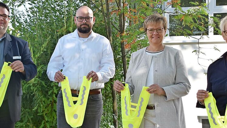 Auf dem Bild sind (von links) Uwe Leidinger von der AOK-Direktion Coburg, Daniel Sommer (Kreisverkehrswacht Coburg), Kristin Jahn, Schulleiterin der Emil-Fischer-Grundschule Dörfles-Esbach, und Katharina Josten, stellvertretende Schulleiterin der Emil-Fischer-Grundschule.