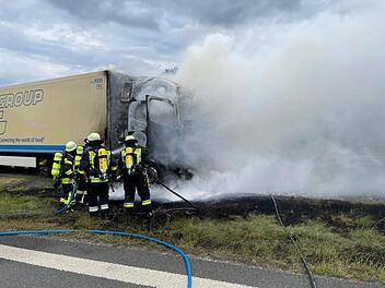 A9 bei Wendelstein: Sattelzug mit 18 Tonnen M&uuml;sliriegeln brennt v&ouml;llig aus - Gaffer bringen Fahrer in Gefahr