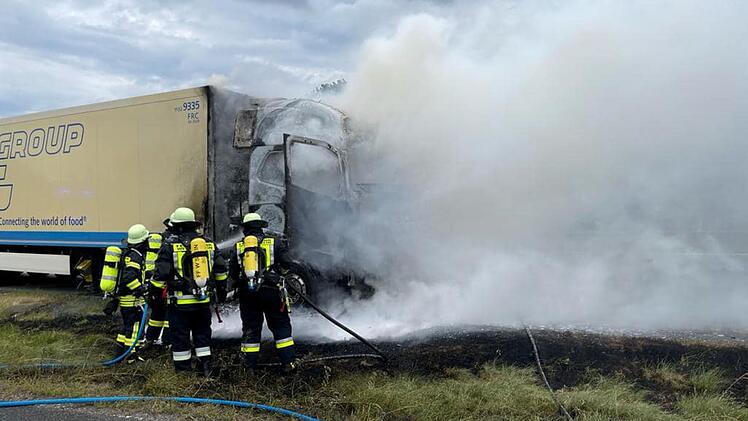A9 bei Wendelstein: Sattelzug mit 18 Tonnen M&uuml;sliriegeln brennt v&ouml;llig aus - Gaffer bringen Fahrer in Gefahr