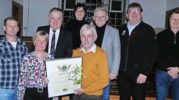 Ernennung von Reinhard Kortschack zum Ehrenvorsitzenden: (von links) zweiter Vorsitzender Alexander Eber, Vorsitzende Heike Schleicher, Landrat Klaus Peter S&ouml;llner, Gesch&auml;fts-f&uuml;hrerin Birgit Distler, Reinhard Kortschack, B&uuml;rgermeister Frank Wilzok...