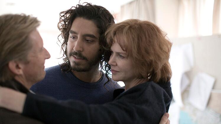 Saroos Adoptivmutter Sue (Nicole Kidman) ist stolz auf ihren Sohn (Dev Patel, Mitte), der seine neuen M&ouml;glichkeiten zu nutzen wusste.