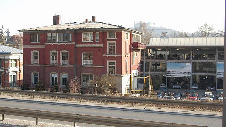 Der jetzige Wormser-Standort im Sonntagsanger; links das denkmalgeschützte Backsteingebäude, für das bereits eine Abrissgenehmigung erteilt worden war.