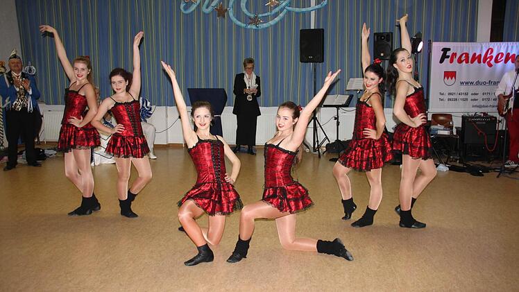 Feuriger Showtanz: Die Tänzerinnen der Lichtenfelser Ballettschule Doris Diroll mit ihrem Beitrag "Moulin Rouge".