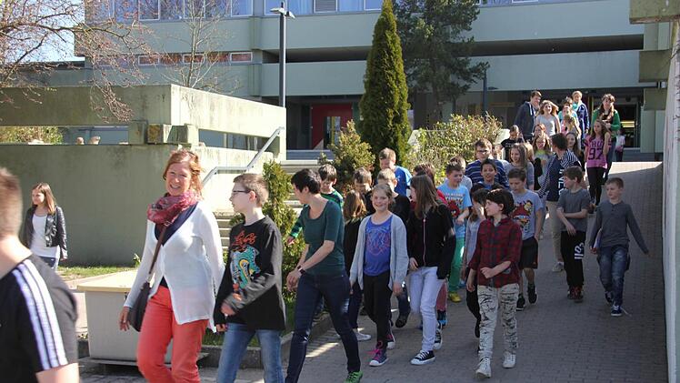 Die Schüler samt Lehrerin Sonja Pascher-Döhler beim Auszug.