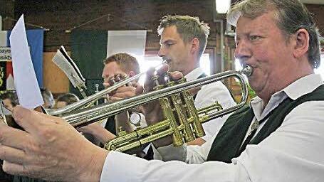 Für kraftvolle Trompetenklänge sorgen (von rechts) Dieter Will, Alexander Lauterbach und Paul Jareis von der Blaskapelle des Musikvereins.