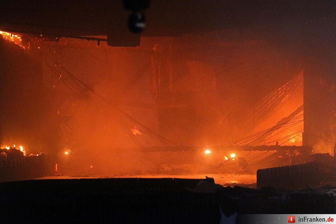 Grossbrand nach Explosion auf Indoor-Kartbahn Foto: News5/Herse