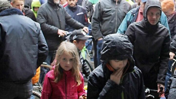 Trotz des Regenwetters ist der Andrang bei der Leuchauer Fahrradbörse wieder enorm. Fotos: Sonja Adam