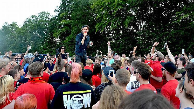 Absolute Pflicht ist für "Schmutzki" der Gang auf den Zeltplatz. Fotos: Lutzi-Crew