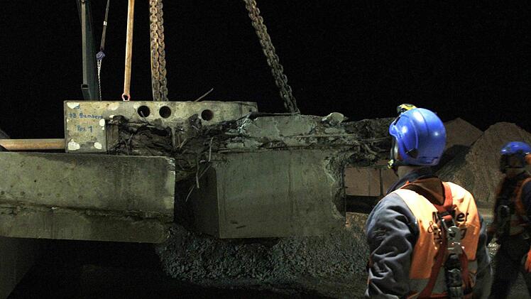 Die Brücke zwischen Kersbach und Baiersdorf wird demontiert. Foto: Josef Hofbauer