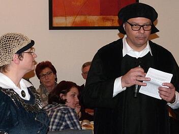 Dekan Thomas Guba und Pfarrerin Almut Weisensee hielten beim Luther-Essen als Reformator Martin Luther und dessen Ehefrau Katharina von Bora Tischreden. Fotos: Werner Reißaus