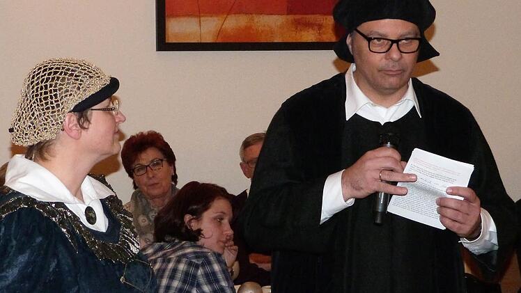 Dekan Thomas Guba und Pfarrerin Almut Weisensee hielten beim Luther-Essen als Reformator Martin Luther und dessen Ehefrau Katharina von Bora Tischreden. Fotos: Werner Reißaus