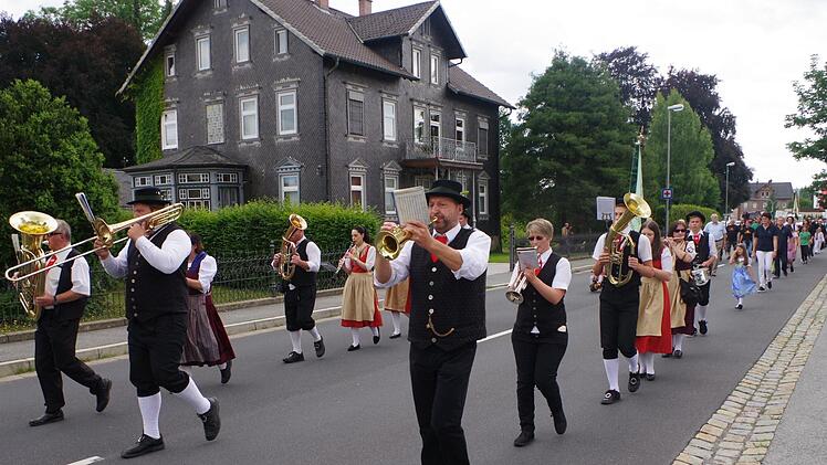 Die Musikanten aus Haig (unser Bild), Neukenroth und Stockheim sorgten für Marschmusik.  Foto: Gerd Fleischmann