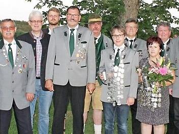 Die Schützenkönige der Schützengesellschaft Marktleugast. Unser Bild zeigt (von links) 2. Vorsitzenden Oliver Kutnar, 2. Schützenmeister Arnold Stäsche, 2. Bürgermeister Reiner Meisel, Vorjahresregent Maximilian Gareis, Herbstkönig und 1. Schützenmeister Egon Barth, Klaus Schott, Jugendkönig Felix Kutnar, Rainer Gilke, Schützenkönigin Sonja Kutnar, Vorsitzenden Manfred Huhs und Fahnenträger Ambros Rödel. Foto: Wulf