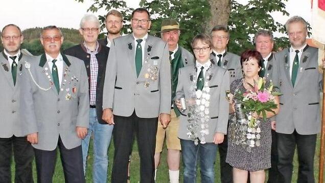 Die Schützenkönige der Schützengesellschaft Marktleugast. Unser Bild zeigt (von links) 2. Vorsitzenden Oliver Kutnar, 2. Schützenmeister Arnold Stäsche, 2. Bürgermeister Reiner Meisel, Vorjahresregent Maximilian Gareis, Herbstkönig und 1. Schützenmeister Egon Barth, Klaus Schott, Jugendkönig Felix Kutnar, Rainer Gilke, Schützenkönigin Sonja Kutnar, Vorsitzenden Manfred Huhs und Fahnenträger Ambros Rödel. Foto: Wulf