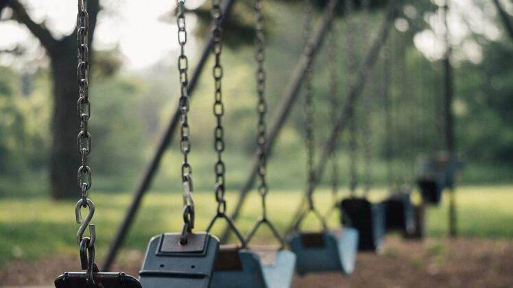 Kinder haben auf einem Spielplatz in Ebelsbach eine 29-jährige Frau beschimpft. Symbolbild: pixabay.com / Free.Photos