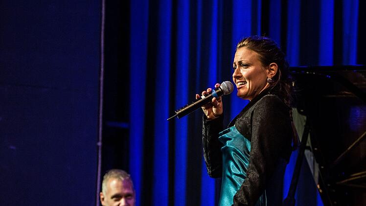 Das Thilo Wolf Quartett mit Thilo Wolf am Flügel, der Sängerin Johanna Iser, dem Kontrabassisten Markus Schieferdecker und dem Schlagzeuger Paul Höchstädter eröffnete die Sonneberger Jazztage.Foto: Jochen Berger