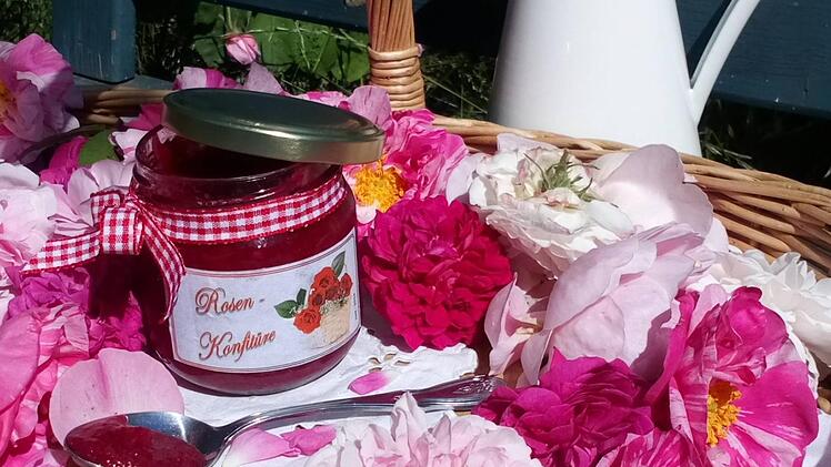 Die Konfitüre, die Kerstin Schmidt aus Duftrosen aus dem eigenen Garten herstellt, ist ein besonderer Genuss. Dazu benötigt man eine große Menge frisch gepflückter Blütenblätter, Kelchblätter und Blütengrund (kleines Bild rechts) werden nicht verwendet. Fotos: K. Schmidt, B. Schmidt