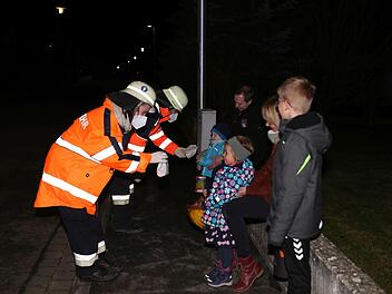 Die Feuerwehrmänner bringen Geschenke.  Foto: Thomas Malz