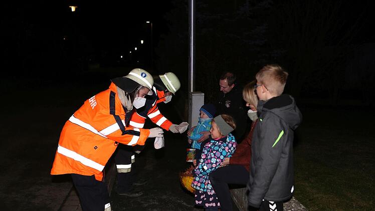 Die Feuerwehrmänner bringen Geschenke.  Foto: Thomas Malz