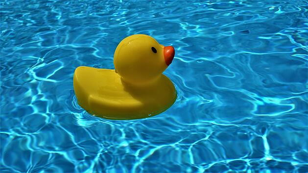 Symbolbild: Gummi-Ente im Pool, Hitze
