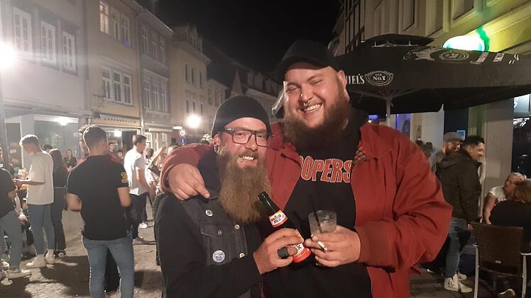 Chris (links) und Julian pflegen eine innige Männerfreundschaft.