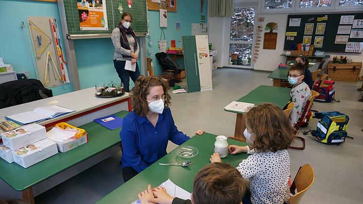 Ist der Joghurt noch gut? Hauswirtschaftsreferendarin Marlena Beck  testet mit Schülerinnen und Schülern der Klasse 2a aus Schönau, wie man  verdorbenen Joghurt erkennt. Foto: Marion Eckert