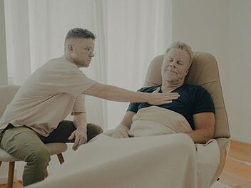"JENKE. Experiment. Gute Laune. Wie kommen wir raus aus dem Dauerfrust?" In einem seiner neusten Experimente sucht Jenke von Wilmsdorff (rechts) den Weg raus aus dem Dauerstress. Mit Folgen ...