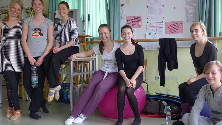 Sara Eckert (20) aus Königsberg, Johanna Lang (15) aus Breitbrunn, Lena Stretz (16) aus Neubrunn, Jana Hümmer (15) aus Rudendorf, Franziska (17) und Katharina Hofmann (20) aus Lußberg sowie Nike Kutzner (14) aus Schönbach.