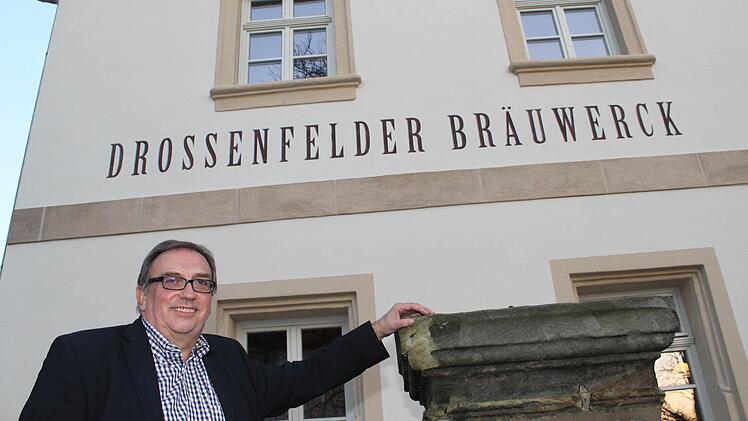 Ganz neu ist der Schriftzug am Gebäude, erklärte gestern Bürgermeister Dieter Schaar. Foto: Jürgen Gärtner