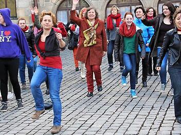 Die Frauen tanzten für eine Welt, frei von Unterdrückung, Gewalt, Missbrauch und Inzest. Ihr Wunsch: Frauen sollen nie wieder Besitz sein. Foto: Josef Hofbauer