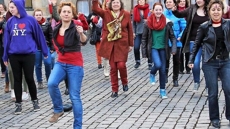 Die Frauen tanzten für eine Welt, frei von Unterdrückung, Gewalt, Missbrauch und Inzest. Ihr Wunsch: Frauen sollen nie wieder Besitz sein. Foto: Josef Hofbauer