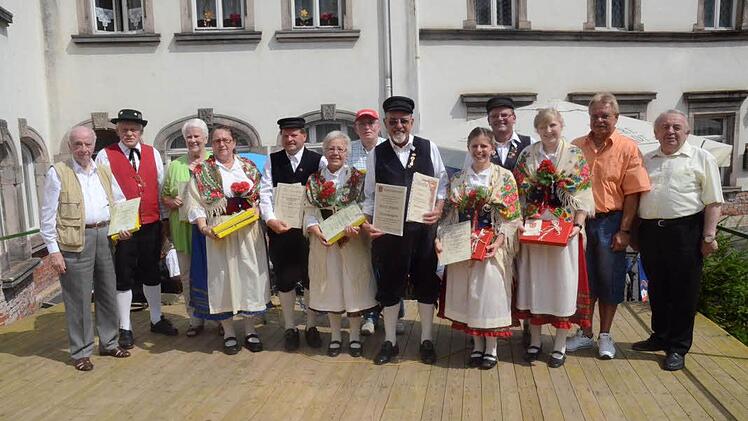 Hochkarätige Ehrungen bei den "Rosenberglern" (von links): Tino König, Gregor Lorsbach, Herta Sünkel, Andrea Trebes-Pohl (Zweite Vorsitzende), Horst Windschuh, Christa Eidloth, Klaus Simon, Dieter Eidloth, Katrin Ender, Stefan Ender, Alexa Wolf, Bürgermeister Wolfgang Beiergrößlein, Heinz Hausmann (Stadtrat). Foto: Karl-Heinz Hofmann